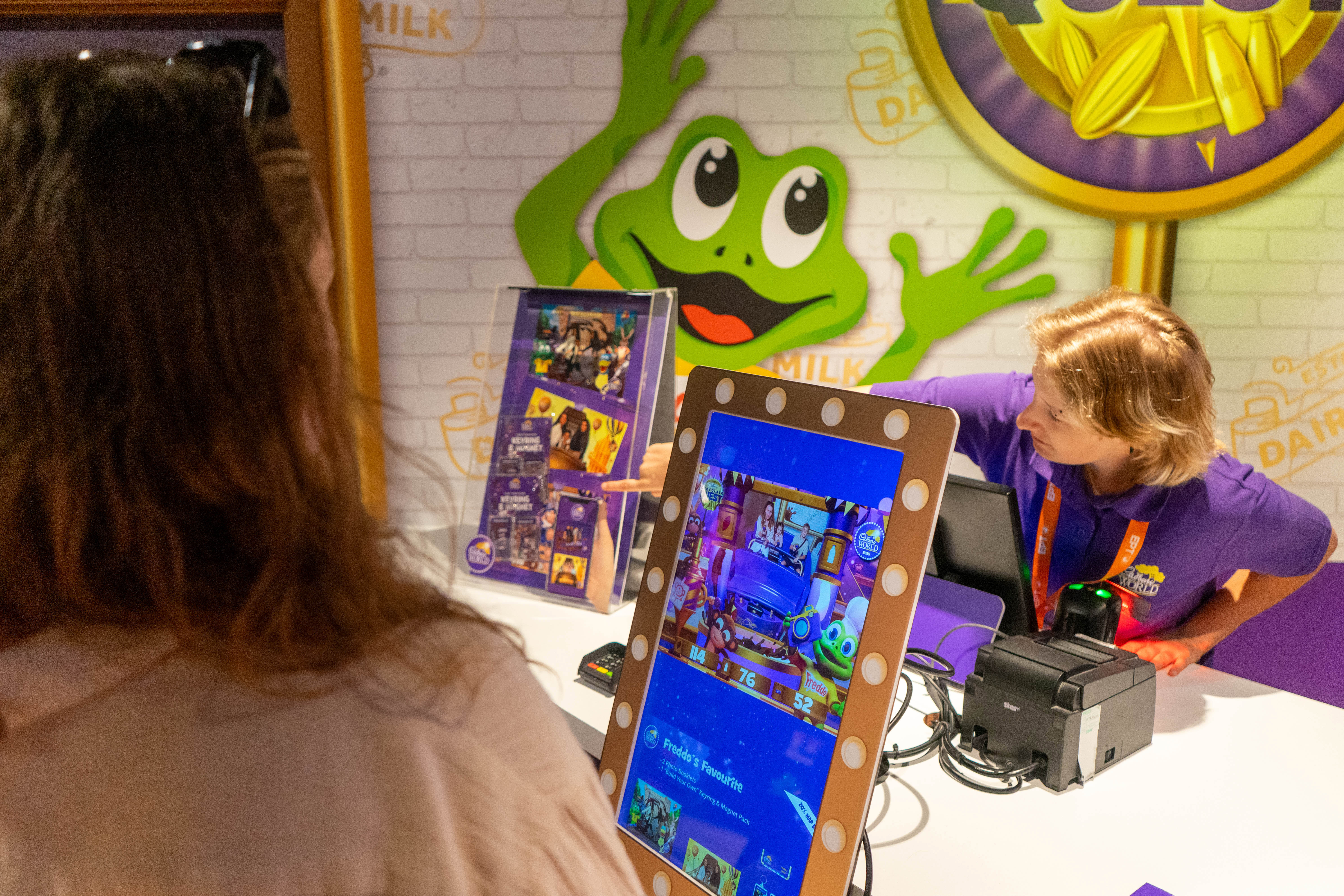 POS counter with screens